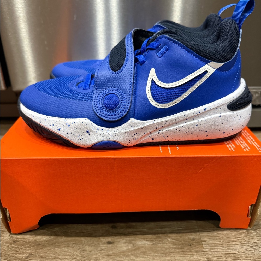 Pre-Owned Nike Team Hustle D 11 Blue White and Black Sneakers size 4